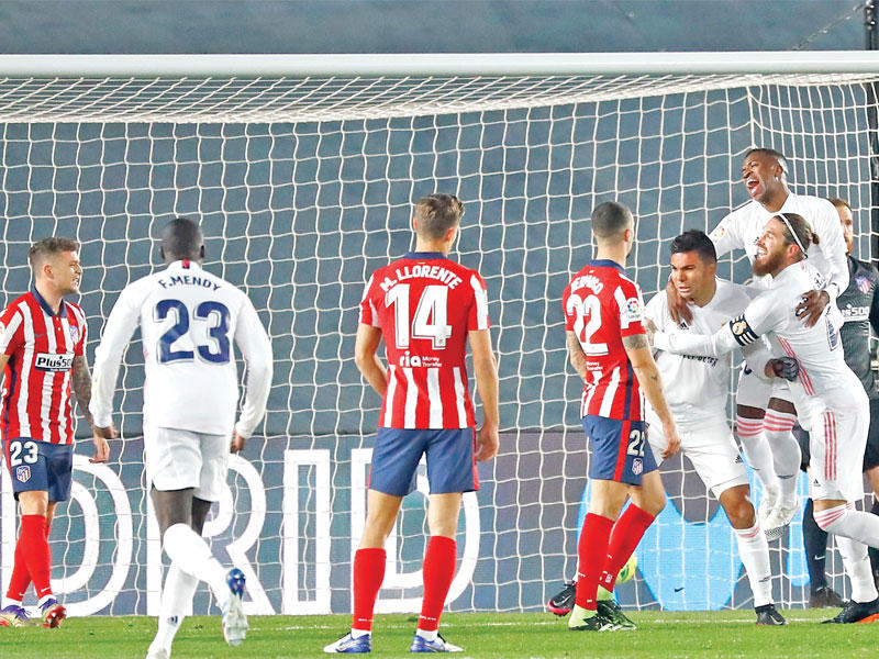 كاسيميرو نجم ريال مدريد يحتفل بالهدف الأول