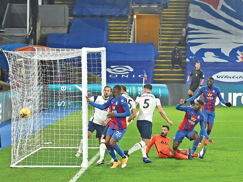 جيفري نجم كريستال بالاس يحرز هدفه في مرمى توتنهام