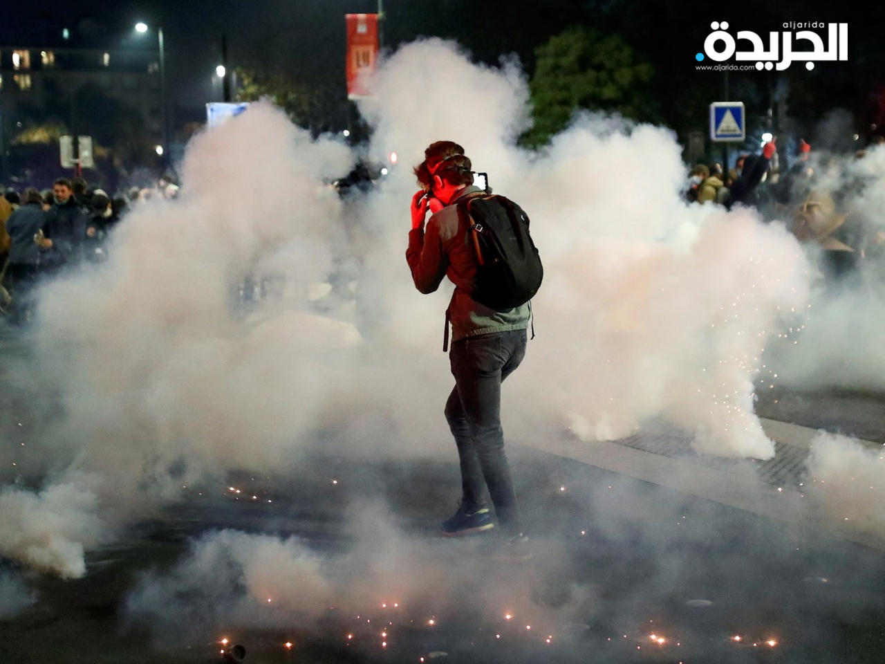 الشرطة تواجه المتظاهرين بالقنابل الدخانية خلال مظاهرة باريس الثالثة