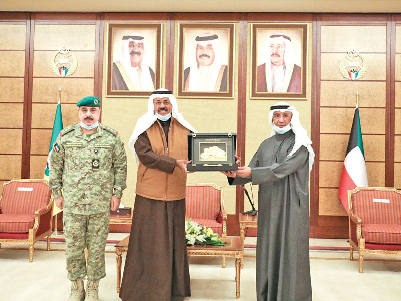  نائب رئيس الحرس الوطني الفريق أول متقاعد الشيخ أحمد النواف مكرماً  الفريق متقاعد جمال الذياب