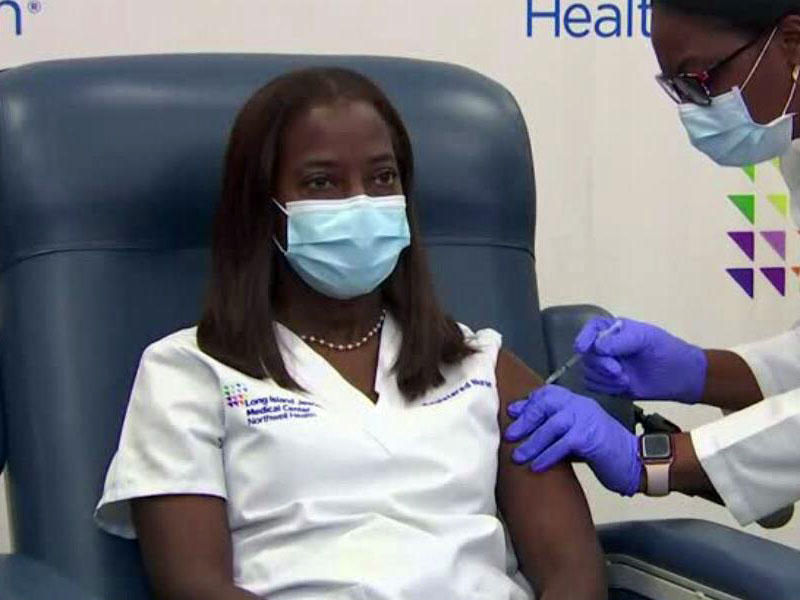 الممرضة ساندرا ليندساي تتلقى الجرعة الأولى من اللقاح في نيويورك أمس