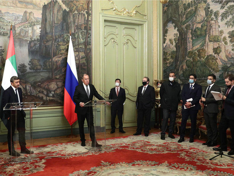 لافروف وبن زايد خلال مؤتمر في موسكو أمس     (إي بي أيه)