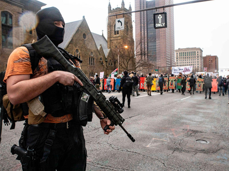 مسلح يؤمن مسيرة لأنصار ترامب في كولومبوس بأوهايو السبت (أ ف ب)