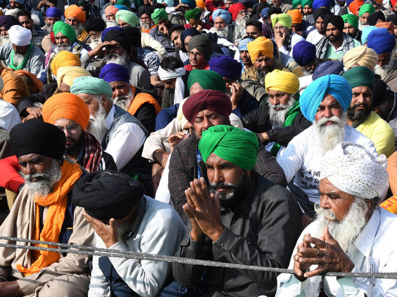 المزارعون المحتجون في الهند أمس