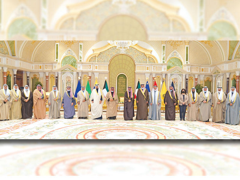 الأمير وولي العهد يتوسطان رئيس الحكومة الجديدة وأعضاءها بعد أدائهم أمس اليمين الدستورية