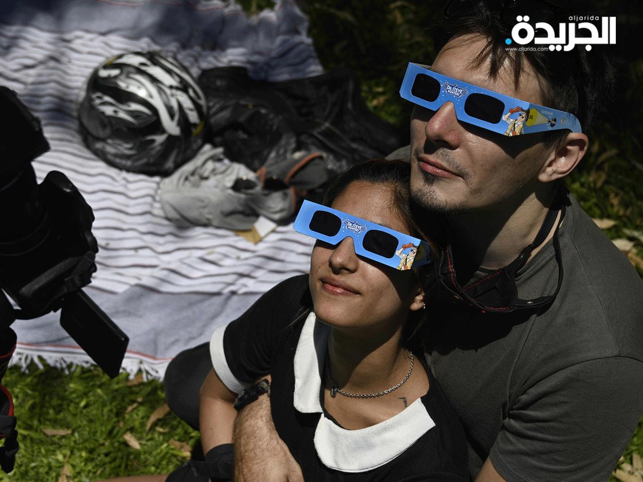 الأرجنتينيون يفترشون الحدائق ويرتدون النظارات العاكسة لمشاهدة الكسوف 