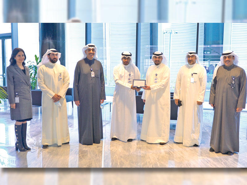 جانب من تكريم موظفي الصفوف الأمامية في «الوطني»