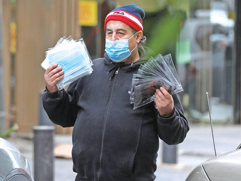 رجل يعرض كمامات واقية للبيع في أحد شوارع بيروت أمسt (رويترز)