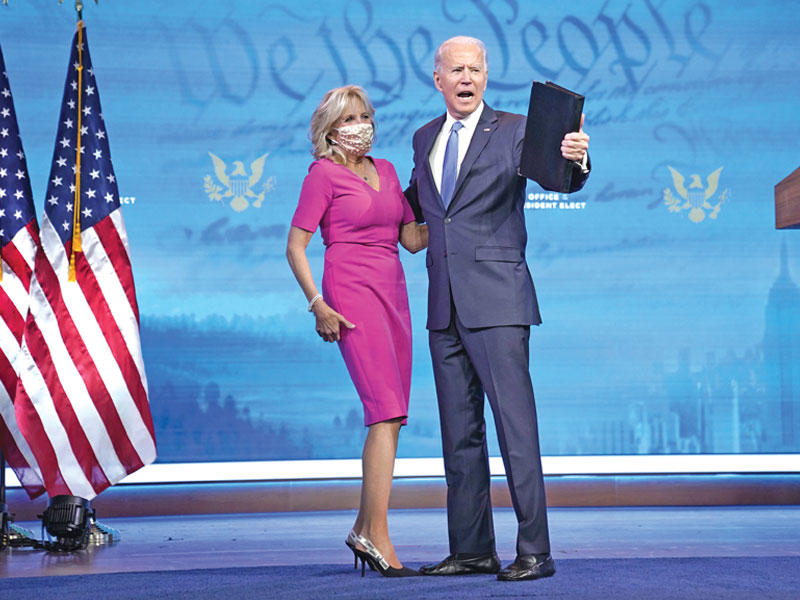 جو بايدن مع زوجته بعد إلقائه خطاب النصر على مسرح كوين في ويلمنغتون أمس الأول   (أ ف ب)