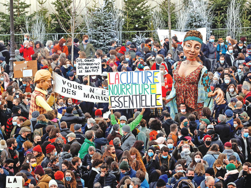 عاملون في مجال المسرح والتمثيل يتظاهرون احتجاجاً على قرارات الحكومة باستمرار الإغلاق في باريس أمس  (رويترز)