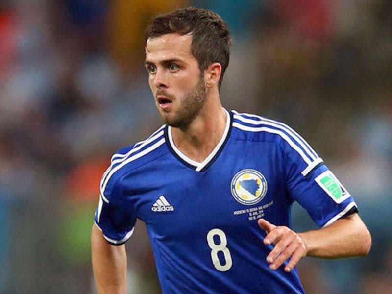 لاعب وسط برشلونة الإسباني ميراليم بيانيتش