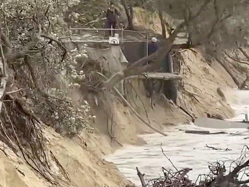 شاطئ خليج بايرون بعد الطقس السيئ الذي ضرب الساحل الشرقي لأستراليا