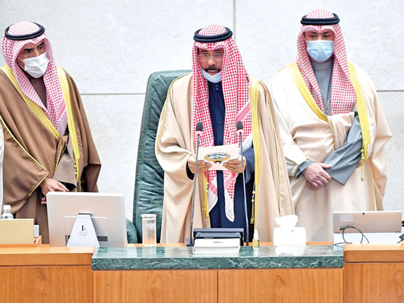  سمو أمير البلاد الشيخ نواف الأحمد خلال إلقاء النطق السامي في الجلسة الافتتاحية أمس