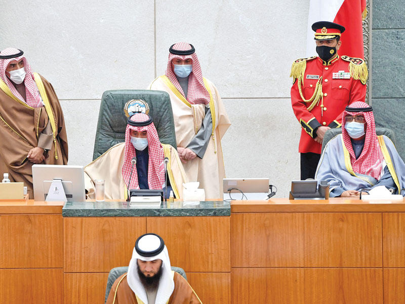 الأمير وولي العهد على المنصة... والهرشاني يلقي كلمة رئيس السن (تصوير عبدالله الخلف)