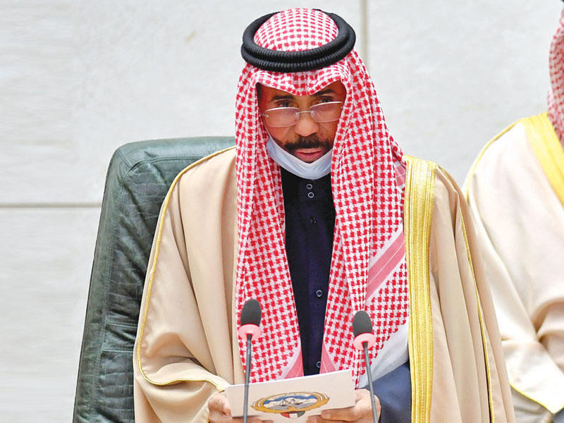 سمو أمير البلاد الشيخ نواف الأحمد الصباح ملقياً كلمته في افتتاح دور الانعقاد الأول للفصل التشريعي الـ 16 أمس (تصوير عبدالله الخلف)