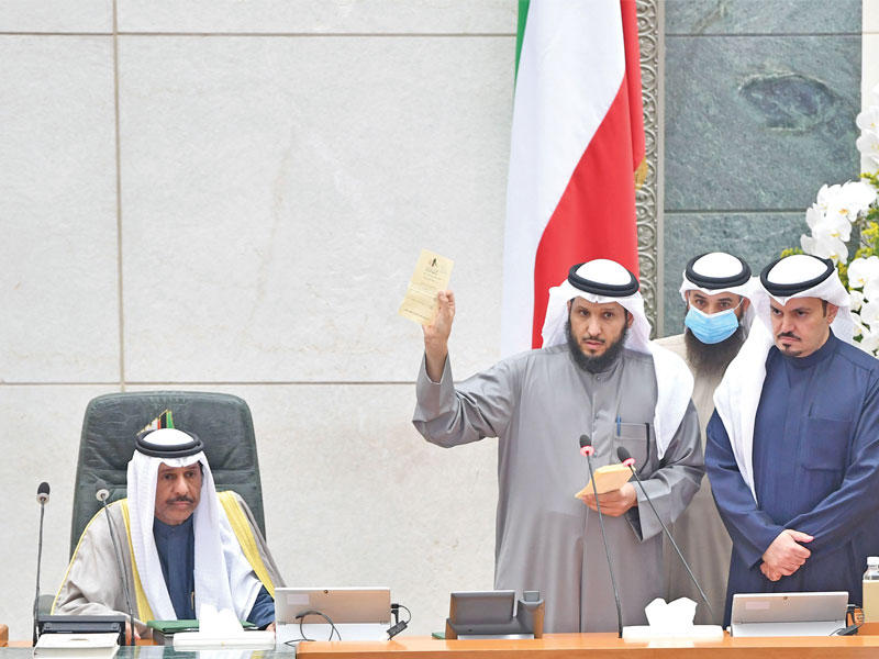 فايز الجمهور خلال عدّ أصوات الرئاسة