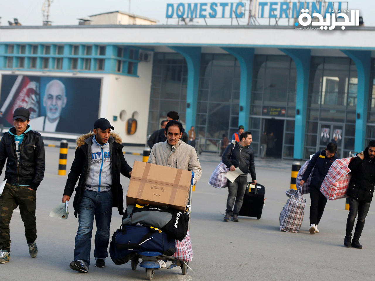 وصول عشرات الأفغان المرحلين إلى كابول