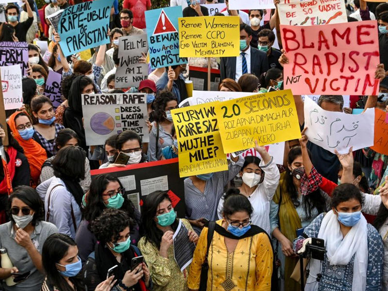 ناشطون حقوقيون في مسيرة خلال مظاهرة ضد اغتصاب جماعي مزعوم لامرأة باكستانية، في لاهور 12 سبتمبر 2020