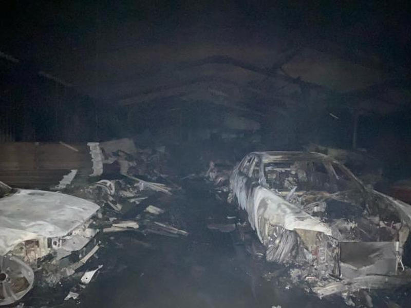حادث الحريق في بريطانيا الذي أسفر عن احتراق أسطول من السيارات الفاخرة تزيد قيمتها على ملايين الدولارات