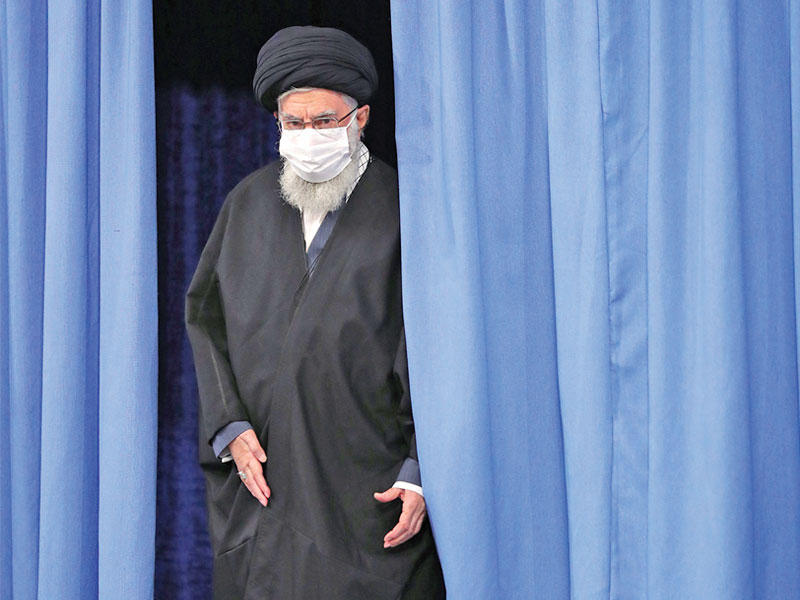 المرشد الإيراني الأعلى علي خامنئي قبل لقائه مسؤولين في حسينية الإمام الخميني في طهران أمس