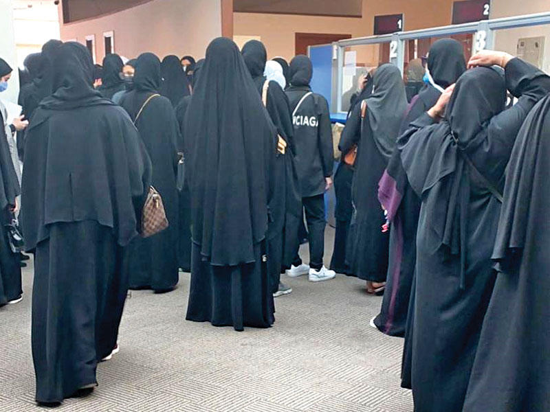 جانب من ازدحام الطالبات امام مكاتب التسجيل 