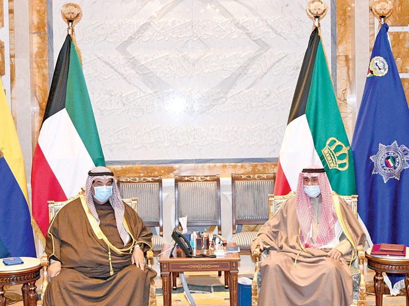  صاحب السمو أمير البلاد الشيخ نواف الأحمد مستقبلاً سمو الشيخ ناصر المحمد أمس