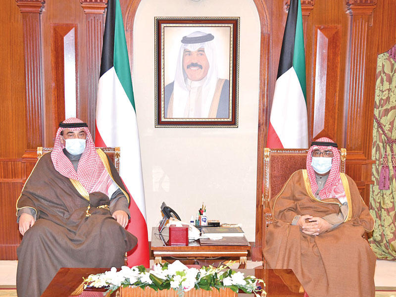 سمو ولي العهد الشيخ مشعل الأحمد مستقبلاً رئيس مجلس الوزراء أمس