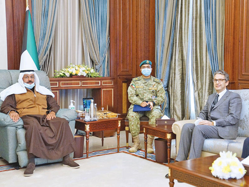  نائب رئيس الحرس الوطني الشيخ أحمد النواف مستقبلاً سفير إيطاليا لدى الكويت كارلو بالدوتشي في ديوانه بالرئاسة العامة للحرس