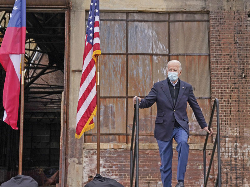 جو بايدن في جورجيا أمس الأول دعماً للمرشحين الديمقراطيين اللذين يخوضان معركة الإعادة على مقعدي مجلس الشيوخ      (أ ف  ب)