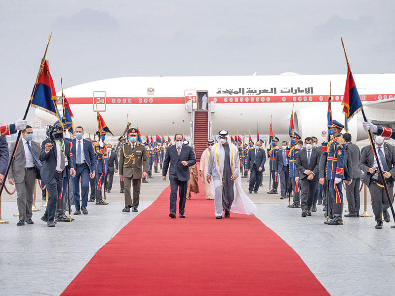 الرئيس المصري عبدالفتاح السيسي مستقبلاً ولي عهد أبوظبي محمد بن زايد في مطار القاهرة  