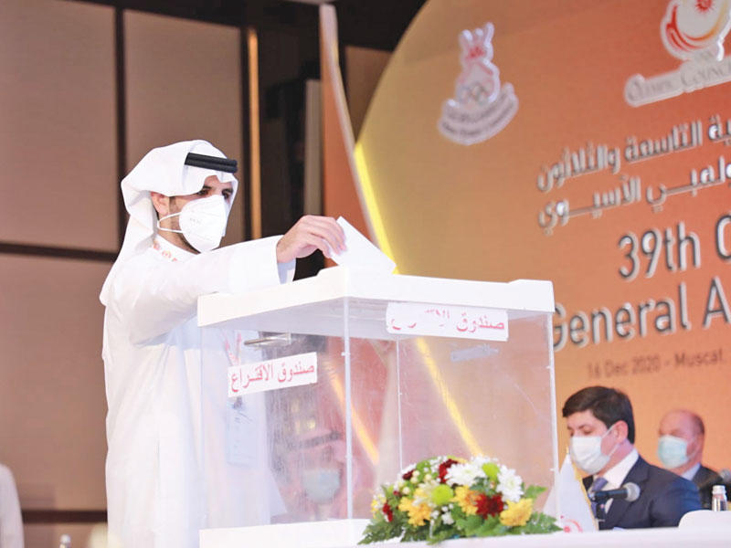 الشيخ فهد ناصر صباح الأحمد رئيس اللجنة الأولمبية الكويتية يشارك في التصويت