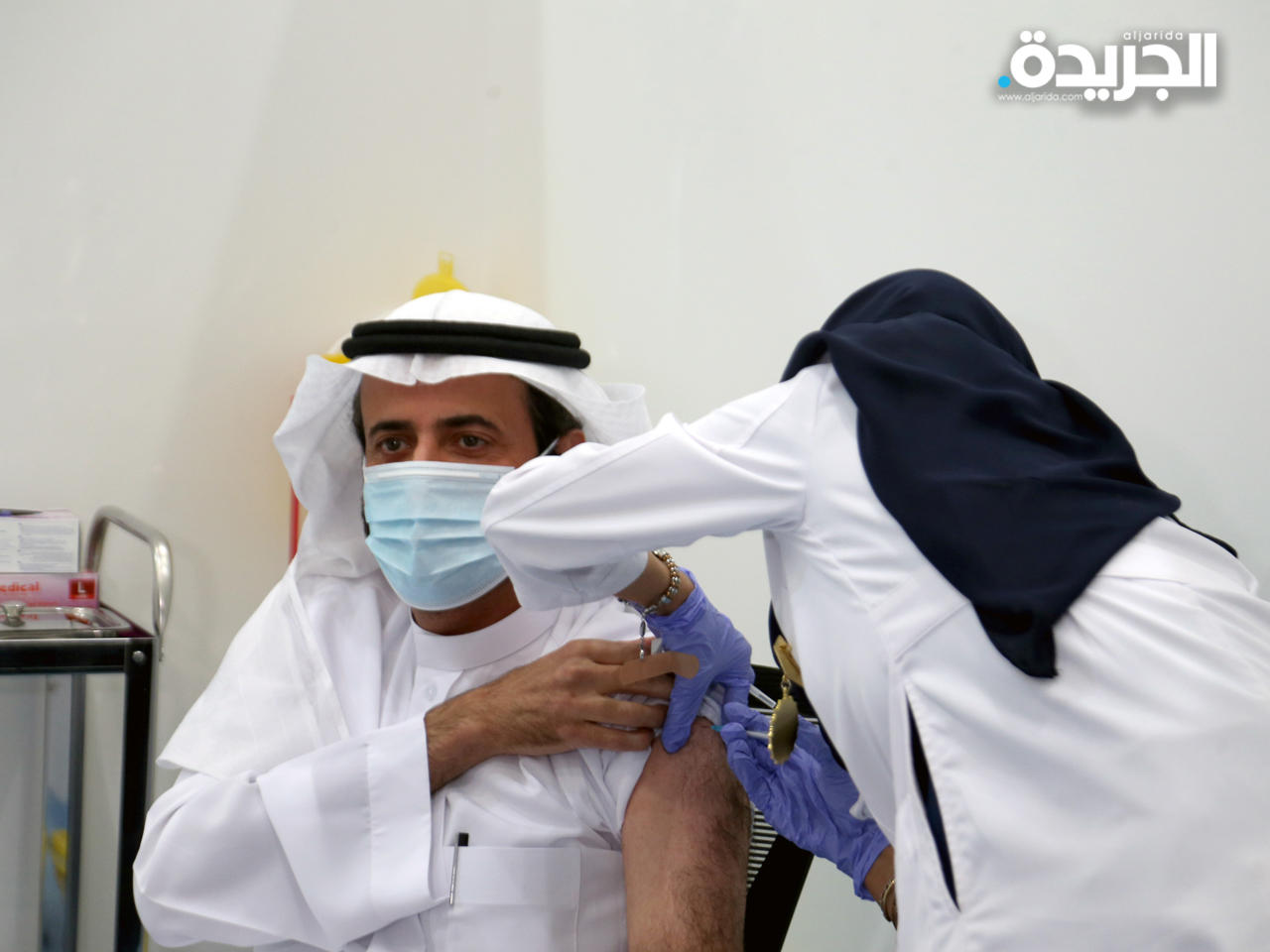 وزير الصحة السعودي توفيق الربيعة يتلقى التطعيم