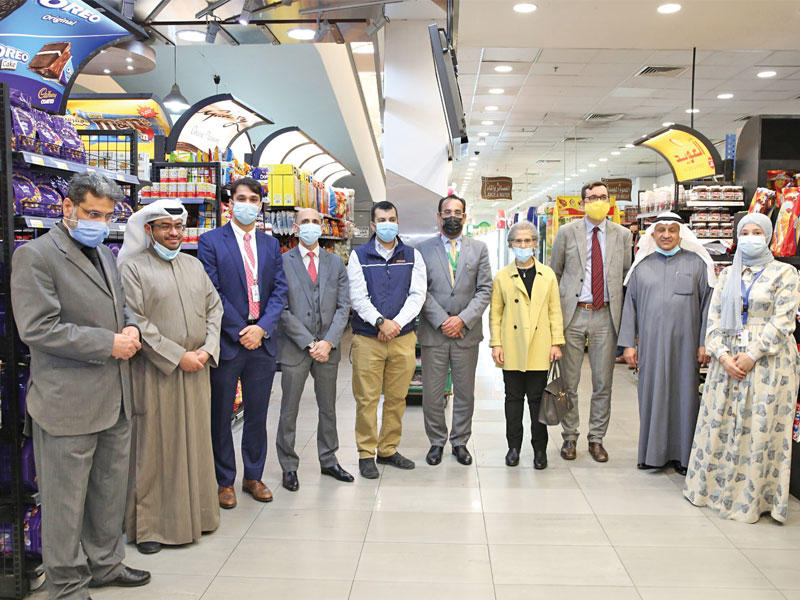 الدويري متوسطاً المشاركين في إطلاق تطبيق «فود سويتش»