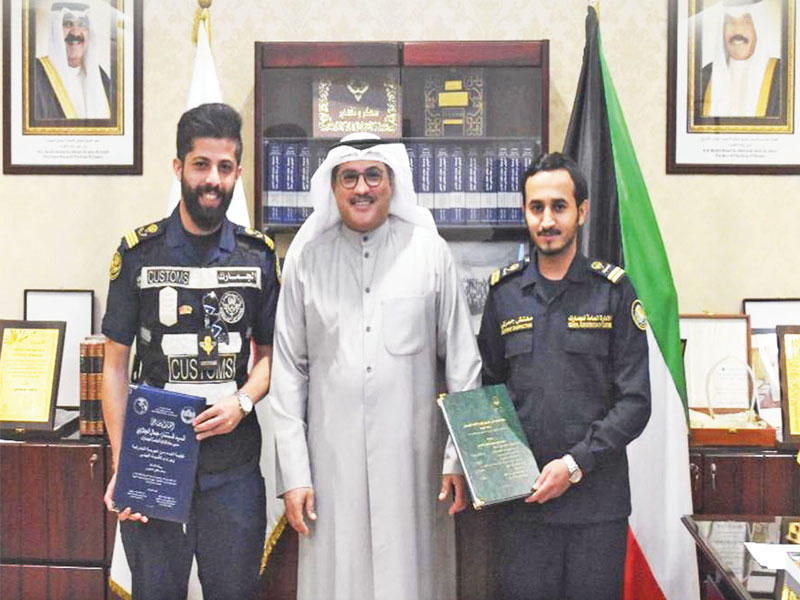  المدير العام للإدارة العامة للجمارك، المستشار جمال الجلاوي  مستقبلاً الباحثين الجمركيين 