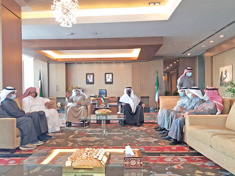 وزير التربية وزير التعليم العالي، د. علي المضف خلال استقباله المهنئين ويبدو الوكلاء المقصيد والسلطان وبجاد ودبشة والياسين والنجار