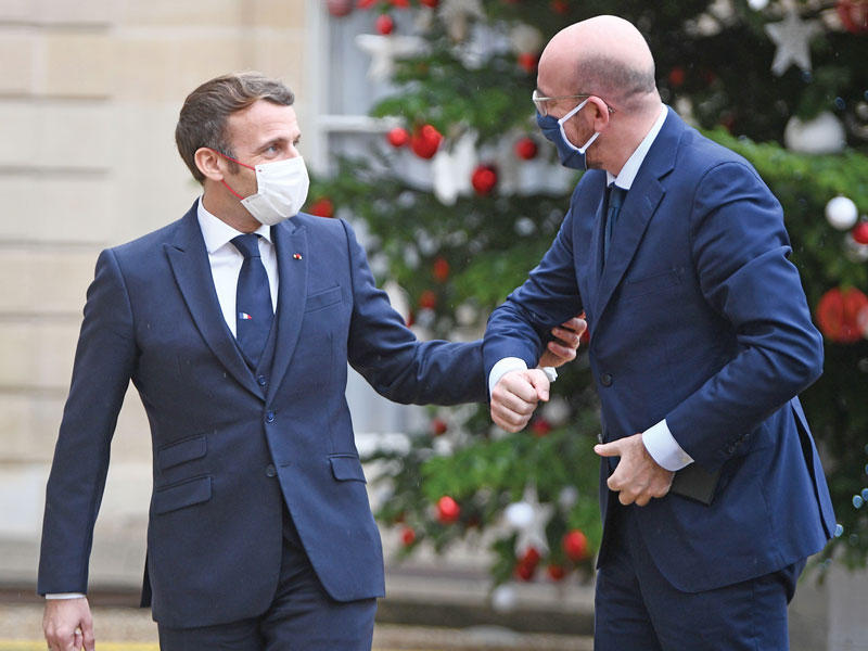 ماكرون خلال استقباله رئيس المجلس الأوروبي شارل ميشال في الإليزيه قبل 3 أيام (أ ف ب)