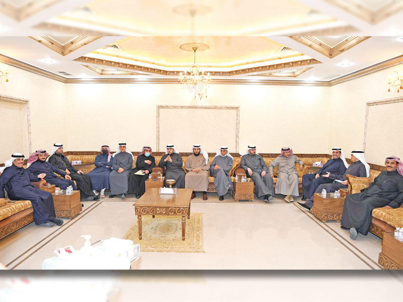 النواب المجتمعون في ديوان العارضي أمس الأول