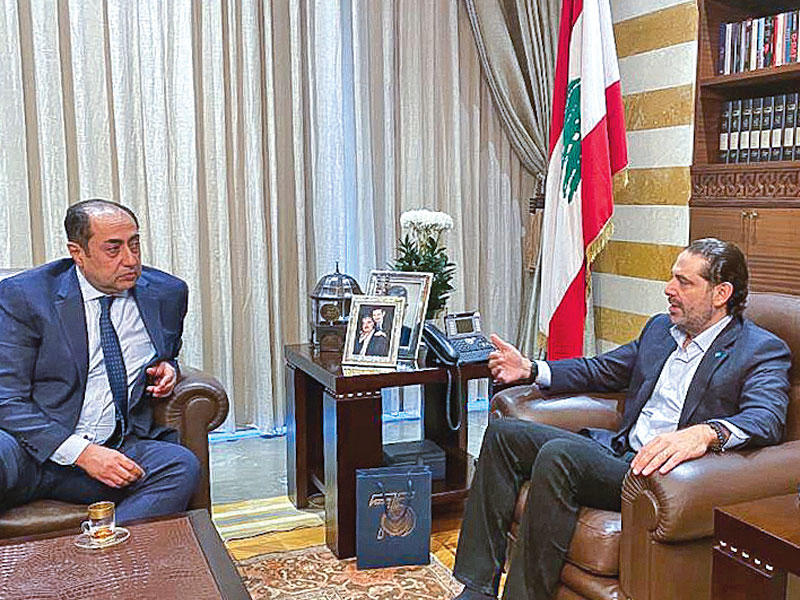 الحريري مستقبلاً السفير حسام زكي في منزله ببيروت أمس (دالاتي ونهرا)