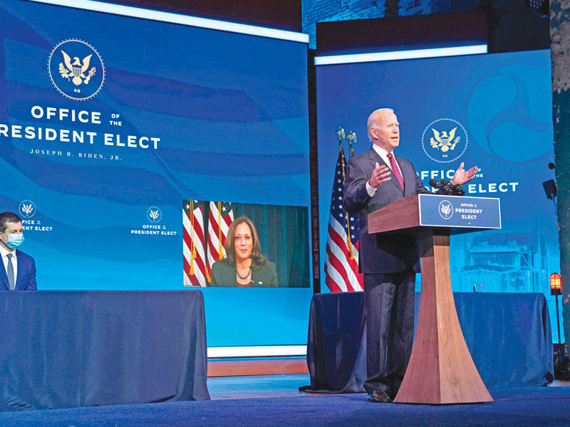 جو بايدن وبوتيجيدج بمؤتمر صحافي في ديلاوير أمس الأول وهاريس تشارك عن بعد 