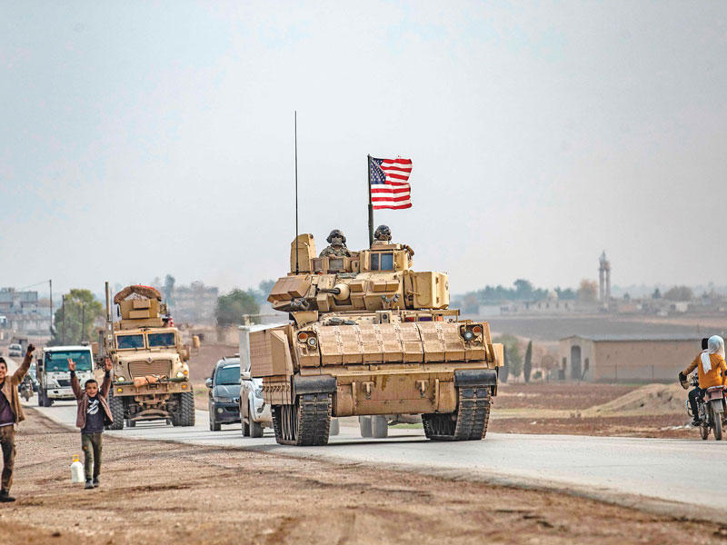 دورية أميركية في الحسكة أقصى شمال شرق سورية أمس وسط تقارير عن تصعيد تركي محتمل ضد الأكراد (أ ف ب)