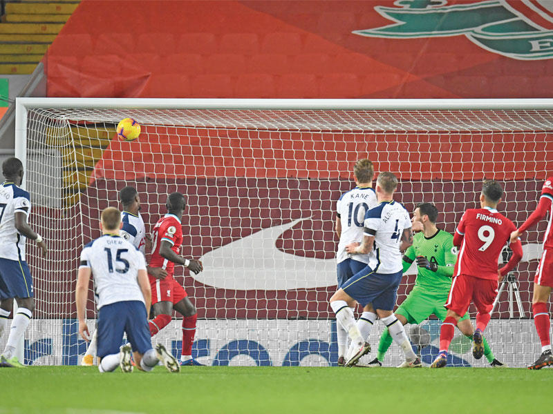 فيرمينيو نجم ليفربول يحرز هدفه في مرمى توتنهام