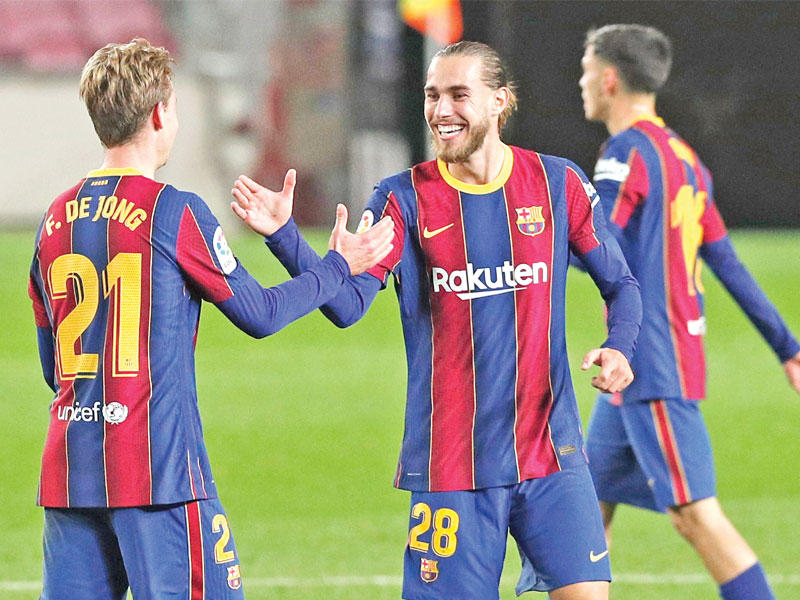 دي يونغ نجم برشلونة يحتفل بهدفه