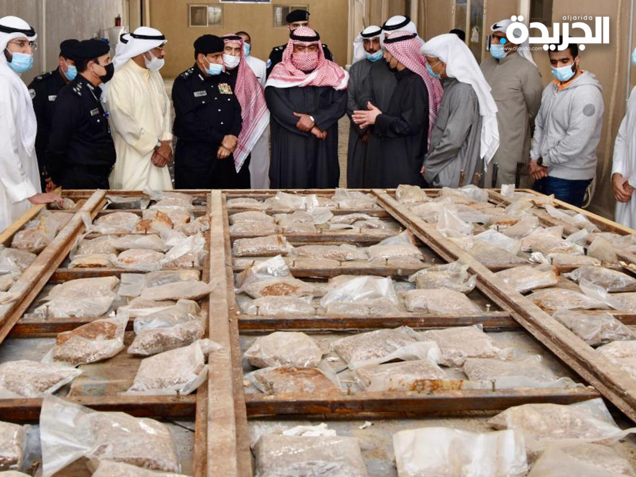 وزير الداخلية، الشيخ ثامر العلي ووكيل وزارة الداخلية الفريق عصام النهام يستمعان لشرح حول الضبطية من العقيد قبازرد 