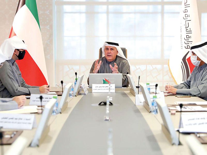 جانب من اجتماع وزير التجارة والصناعة وزير الدولة للشؤون الاقتصادية فيصل المدلج مع قياديي «التجارة»