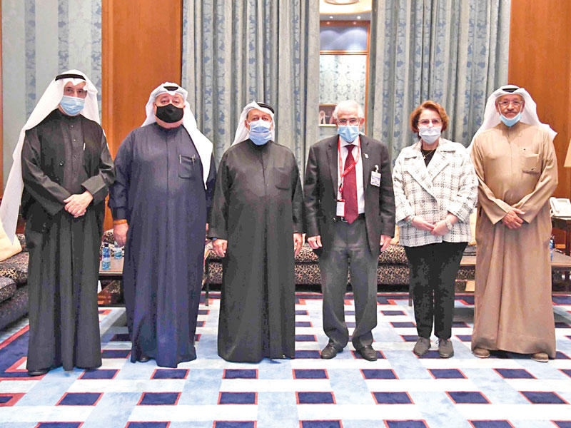  رئيس مجلس إدارة جمعية الهلال الأحمر د. هلال الساير ووفد «الهلال الأحمر» خلال زيارتهم لديوان بوخمسين