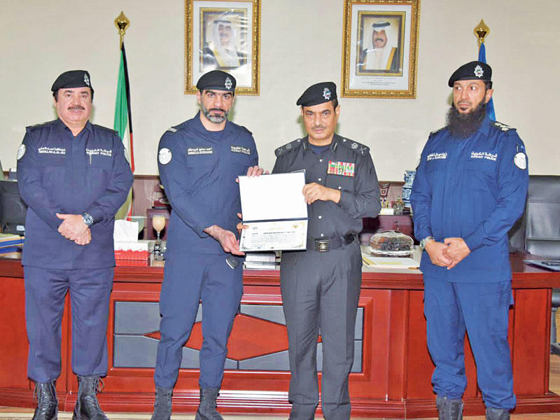 الوكيل المساعد للامن العام اللواء فراج الزعبي مكرما أحد رجال الأمن بحضور المدير العام لمديرية أمن حولي اللواء عبدالله العلي