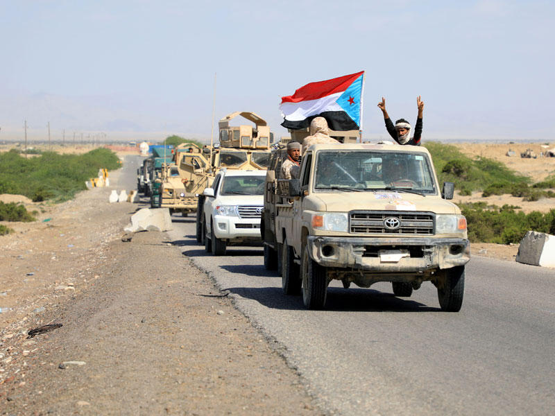 قافلة للقوات الجنوبية خلال إعادة انتشار بمحافظة أبين بموجب اتفاق مع حكومة هادي  (رويترز)