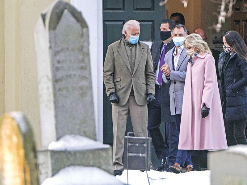 جو بايدن يغادر مع زوجته جيل  كنيسة برانديواين أمس الأول (أ ف ب) 