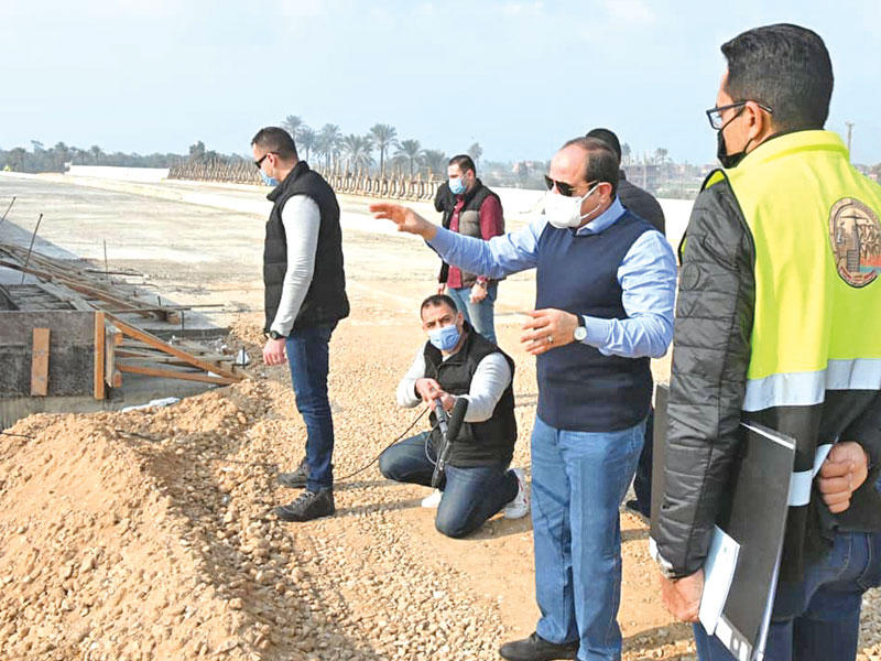 الرئيس عبدالفتاح السيسي يتفقد الطريق الدائري الأوسطي أمس الأول (صفحة الرئاسة)