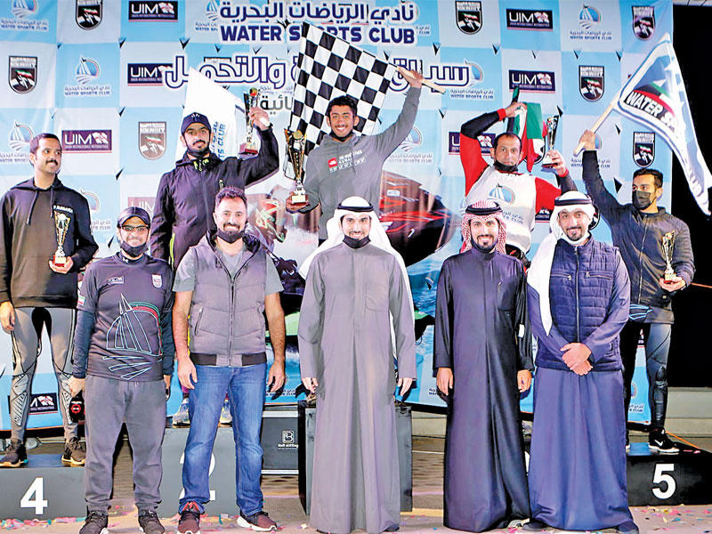 مسؤولو النادي يتوجون الفائزين